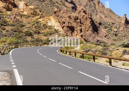 Vue de la route à travers le paysage volcanique du parc national du Teide sur Tenerife. Îles Canaries, Espagne Banque D'Images