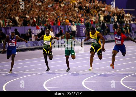 Paris, France. 4 août 2024. Jeux olympiques de Paris : Athlétisme. (De gauche à droite) le médaillé d'or américain Noah Lyles termine devant le jamaïcain oblique Séville, le sud-africain Akani Simbine, le médaillé d'argent jamaïcain Kishane Thompson et le médaillé de bronze américain Fred Kerley dans la finale du 100 m masculin sur la piste du stade de France, lors de la neuvième journée des Jeux Olympiques de Paris 2024, à Paris, France. Crédit : Adam Stoltman/Alamy Live News Banque D'Images