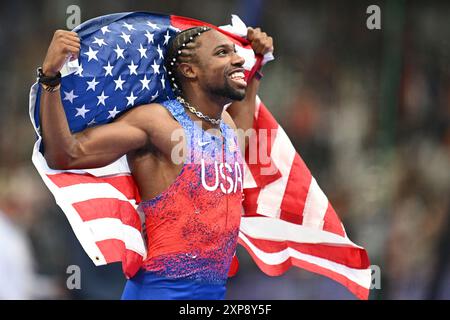 Saint Denis, France. 04 août 2024. Jeux olympiques, Paris 2024, athlétisme, stade de France, 100 m, hommes, finale, vainqueur Noah Lyles des États-Unis célèbre après la course. Crédit : Sven Hoppe/dpa/Alamy Live News Banque D'Images