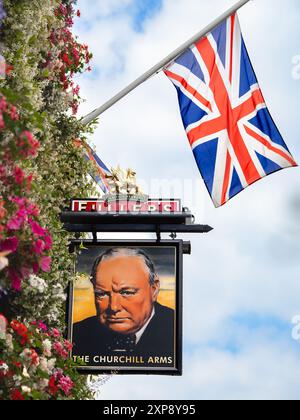 Londres, Royaume-Uni - 25 juin 2024 : Fuller’s Churchill Arms est un pub historique et emblématique situé à Kensington, à Londres. Banque D'Images