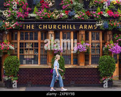 Londres, Royaume-Uni - 25 juin 2024 : Fuller’s Churchill Arms est un pub historique et emblématique situé à Kensington, à Londres. Banque D'Images