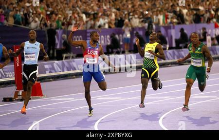 Paris, France. 4 août 2024. Jeux olympiques de Paris : Athlétisme. (De gauche à droite) Letsile Tebogo du Botswana, Noah Lyles, médaillé d'or des États-Unis, oblique de la Jamaïque Séville et Akani Simbine de l'Afrique du Sud dans la finale du 100m masculin sur la piste du stade de France, lors de la neuvième journée des Jeux Olympiques de Paris 2024, Paris, France. Crédit : Adam Stoltman/Alamy Live News Banque D'Images