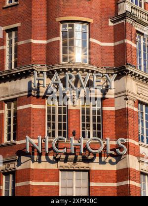 Londres, Royaume-Uni - 25 juin 2024 : Harvey Nichols à Londres est un grand magasin de luxe de renommée mondiale situé dans le prestigieux Knightsbridge di Banque D'Images