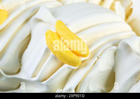 Délicieux sorbet à la crème glacée à la vanille avec des figues à la banane. Banque D'Images