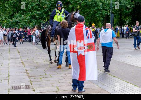 Riot de Bristol - des policiers à cheval sont confrontés à des militants d'extrême droite lors d'une manifestation à Castle Park, Bristol. 03-08-2024 Banque D'Images