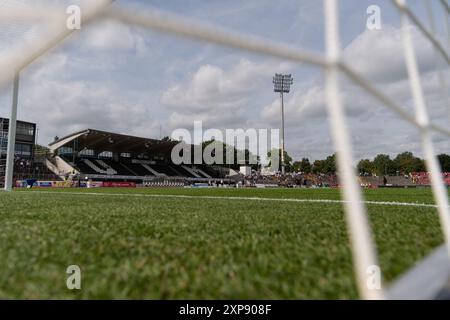 VOR Spielbeginn, Stadion, Tornetz, Innenraum, Tribuene. SSV Ulm 1846 Fussball vs. 1. FC Kaiserslautern, Fussball, Herren, 2. Bundesliga, 1. Spieltag, saison 24/25, GER, 04.08.2024, LES RÈGLEMENTS DFL/DFB INTERDISENT TOUTE UTILISATION DE PHOTOGRAPHIES COMME SÉQUENCES D'IMAGES ET/OU QUASI-VIDÉO, Foto : Eibner-Pressefoto/Wolfgang Frank Banque D'Images