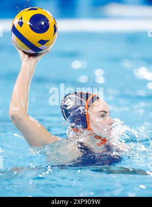 Saint Denis. 4 août 2024. Brigitte Sleeking, des pays-Bas, passe la balle lors de la ronde préliminaire féminine, Un match de water-polo entre le Canada et les pays-Bas aux Jeux olympiques de Paris 2024 à Saint-Denis, France, le 4 août 2024. Crédit : Zhang Yuwei/Xinhua/Alamy Live News Banque D'Images