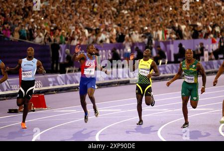 Paris, France. 4 août 2024. Jeux olympiques de Paris : Athlétisme. (De gauche à droite) Letsile Tebogo du Botswana, Noah Lyles, médaillé d'or des États-Unis, oblique de la Jamaïque Séville et Akani Simbine de l'Afrique du Sud dans la finale du 100m masculin sur la piste du stade de France, lors de la neuvième journée des Jeux Olympiques de Paris 2024, Paris, France. Crédit : Adam Stoltman/Alamy Live News Banque D'Images