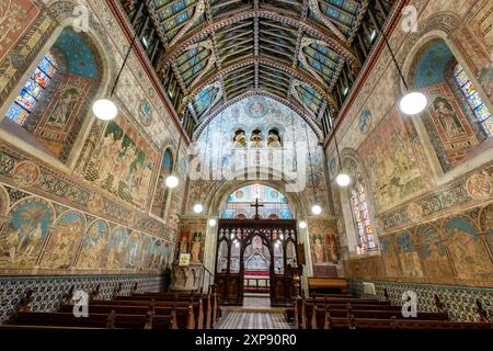 Le magnifique toit décoré dans l'église de St Michael et tous les Anges, Garton on the Wolds. Église médiévale construite vers 1132 Banque D'Images