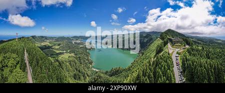 Capture aérienne par drone du point de vue emblématique de Vista do Rei mettant en vedette les lagunes à couper le souffle de Sete Cidades, île de Sao Miguel, Açores, Portugal Banque D'Images