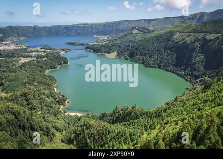 Capture aérienne par drone du point de vue emblématique de Vista do Rei mettant en vedette les lagunes à couper le souffle de Sete Cidades, île de Sao Miguel, Açores, Portugal Banque D'Images