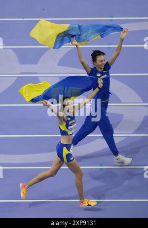 Paris, France. 04 août 2024. La médaillée d'or ukrainienne Yaroslava Mahuchikh (G) et la médaillée de bronze ukrainienne Iryna Gerashchenko (d) célèbrent après avoir participé à la finale féminine de saut en hauteur de l'épreuve d'athlétisme aux Jeux Olympiques de Paris 2024 au stade de France à Saint-Denis, au nord de Paris, le 4 août 2024. Photo de Nicolas Gouhier/ABACAPRESS. COM Credit : Abaca Press/Alamy Live News Banque D'Images