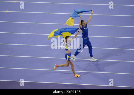 Paris, France. 04 août 2024. La médaillée d'or ukrainienne Yaroslava Mahuchikh (G) et la médaillée de bronze ukrainienne Iryna Gerashchenko (d) célèbrent après avoir participé à la finale féminine de saut en hauteur de l'épreuve d'athlétisme aux Jeux Olympiques de Paris 2024 au stade de France à Saint-Denis, au nord de Paris, le 4 août 2024. Photo de Nicolas Gouhier/ABACAPRESS. COM Credit : Abaca Press/Alamy Live News Banque D'Images