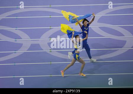 Paris, France. 04 août 2024. La médaillée d'or ukrainienne Yaroslava Mahuchikh (G) et la médaillée de bronze ukrainienne Iryna Gerashchenko (d) célèbrent après avoir participé à la finale féminine de saut en hauteur de l'épreuve d'athlétisme aux Jeux Olympiques de Paris 2024 au stade de France à Saint-Denis, au nord de Paris, le 4 août 2024. Photo de Nicolas Gouhier/ABACAPRESS. COM Credit : Abaca Press/Alamy Live News Banque D'Images