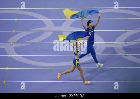 Paris, France. 04 août 2024. La médaillée d'or ukrainienne Yaroslava Mahuchikh (G) et la médaillée de bronze ukrainienne Iryna Gerashchenko (d) célèbrent après avoir participé à la finale féminine de saut en hauteur de l'épreuve d'athlétisme aux Jeux Olympiques de Paris 2024 au stade de France à Saint-Denis, au nord de Paris, le 4 août 2024. Photo de Nicolas Gouhier/ABACAPRESS. COM Credit : Abaca Press/Alamy Live News Banque D'Images