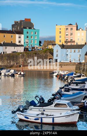 Bateaux amarrés dans le port de Tenby, Pembrokeshire, pays de Galles Banque D'Images