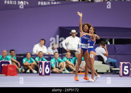 PARIS, FRANCE. 4 août 2024. Renelle Lamote et Anais Bourgoin de Team France célèbrent la demi-finale du 800m féminin le jour neuf des Jeux Olympiques de Paris 2024 au stade de France, Paris, France. Crédit : Craig Mercer/Alamy Live News Banque D'Images