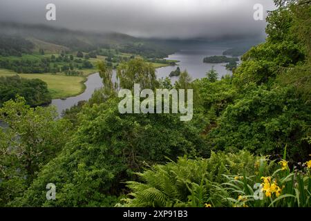 Vue panoramique sur le Loch Tummel et Tay Forest Park dans les montagnes de Glencoe de Queen's View près de Pitlochry en Ecosse Banque D'Images