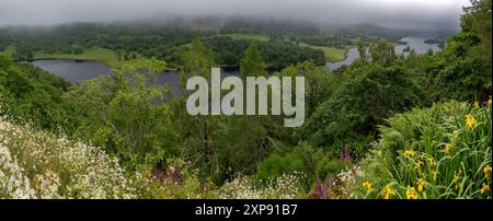 Vue panoramique sur le Loch Tummel et Tay Forest Park dans les montagnes de Glencoe de Queen's View près de Pitlochry en Ecosse Banque D'Images