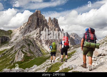 CIMA Ambrizzola et Croda da da Lago avec trois randonneurs, Alpes Dolomites montagnes, Italie Banque D'Images