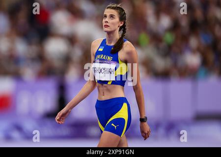 Paris, France, 4 août 2024. Yaroslava Mahuchikh d’Ukraine regarde pendant le saut en hauteur féminin pendant les Jeux Olympiques d’athlétisme de Paris 2024 au stade de France le 04 août 2024 à Paris, France. Crédit : Pete Dovgan/Speed Media/Alamy Live News Banque D'Images