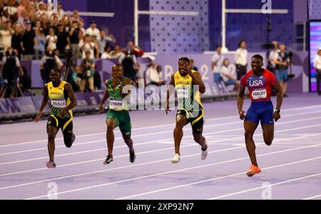 Paris, France. 4 août 2024. Jeux olympiques de Paris : Athlétisme. (De gauche à droite) oblique jamaïcain Séville, Akani Simbine sud-africain, Kishane Thompson, médaillée d'argent jamaïcaine et Fred Kerley, médaillé de bronze américain, dans la finale du 100m masculin sur la piste du stade de France, lors de la neuvième journée des Jeux Olympiques de Paris 2024, Paris, France. Crédit : Adam Stoltman/Alamy Live News Banque D'Images