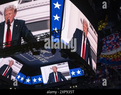 Delagates, partisans, invités et politiciens regardent Donald Trump accepter la nomination présidentielle de 2024 au RNC à Milwaukee. 18 juillet 2024 Banque D'Images