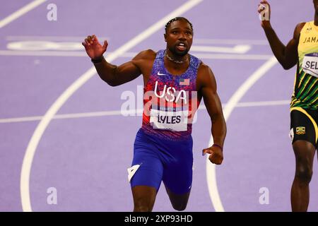 Paris, France, 4 août 2024. Noah Lyles, des États-Unis, remporte la médaille d’or lors de la finale masculine du 100m des Jeux Olympiques d’athlétisme de Paris 2024 au stade de France le 04 août 2024 à Paris, France. Crédit : Pete Dovgan/Speed Media/Alamy Live News Banque D'Images