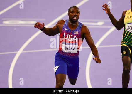 Paris, France, 4 août 2024. Noah Lyles, des États-Unis, remporte la médaille d’or lors de la finale masculine du 100m des Jeux Olympiques d’athlétisme de Paris 2024 au stade de France le 04 août 2024 à Paris, France. Crédit : Pete Dovgan/Speed Media/Alamy Live News Banque D'Images