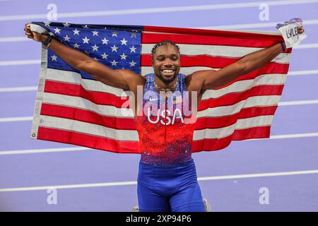 Paris, France. 04 août 2024. Noah Lyles, des États-Unis, célèbre avec le drapeau américain après avoir remporté la médaille d'or lors de la finale du 100 m masculin au stade de France lors de la compétition d'athlétisme des Jeux Olympiques de Paris 2024 à Paris, France, le dimanche 4 août 2024. Photo de Maya Vidon-White/UPI crédit : UPI/Alamy Live News Banque D'Images