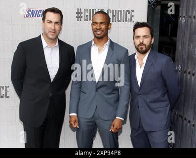 Jake Johnson, Damon Wayans Jr. et Rob Riggle lors de l'émission « Guys Choice 2014 » de Spike TV qui s'est tenue aux Sony Pictures Studios à Los Angeles, États-Unis, le 7 juin 2014. Banque D'Images