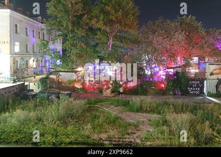 Berlin, Deutschland, 31 juillet 2024 : Friedrichshain : RAW-Gelände, im Vordergrund der Biergarten von Urban Spree *** Berlin, Allemagne, 31 07 2024 Friedrichshain site BRUT, au premier plan le jardin de la bière Urban Spree Copyright : xdtsxNachrichtenagenturx dts 44220 Banque D'Images