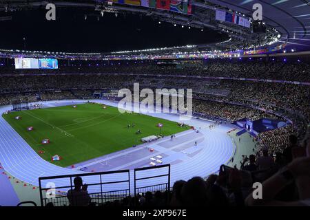 Paris, France. 4 août 2024. Les athlètes se préparent pour la finale masculine du 100m d'athlétisme aux Jeux Olympiques de Paris 2024 à Paris, France, le 4 août 2024. Crédit : Xu Chang/Xinhua/Alamy Live News Banque D'Images