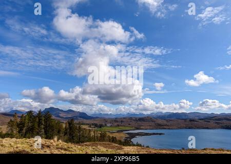 Scène de montagne au-dessus du Loch Thùrnaig, une baie au large du Loch Ewe, région des Highlands, Écosse, Royaume-Uni Banque D'Images