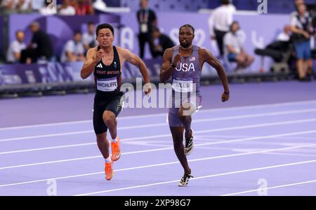 Paris, France. 4 août 2024. Jeux olympiques de Paris : Athlétisme. Noah Lyles (à droite) et Louie Hinchcliffe (à gauche) de l'équipe britannique en action en demi-finale du 100 mètres hommes. Lyles a ensuite remporté la finale par 5/1000 de seconde pour remporter la médaille d'or sur la piste du stade de France, lors de la neuvième journée des Jeux Olympiques de Paris 2024, Paris, France. Crédit : Adam Stoltman/Alamy Live News Banque D'Images