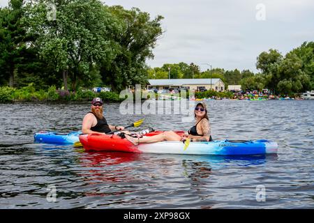 Wausau, Wisconsin, États-Unis - 27 juillet 2024 : 10e rampée annuelle des pubs à paddle sur le lac Wausau, horizontal Banque D'Images