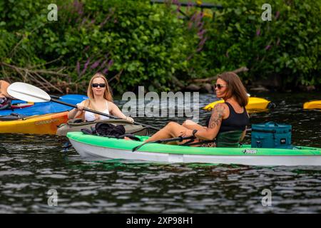 Wausau, Wisconsin, États-Unis - 27 juillet 2024 : 10e rampée annuelle des pubs à paddle sur le lac Wausau, horizontal Banque D'Images