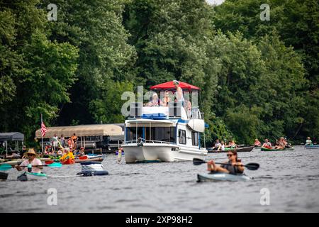 Wausau, Wisconsin, États-Unis - 27 juillet 2024 : 10e rampée annuelle des pubs à paddle sur le lac Wausau, horizontal Banque D'Images