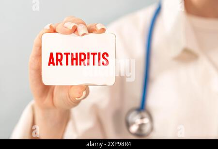 Arthrite - Docteur avec tableau noir sur fond blanc. Banque D'Images