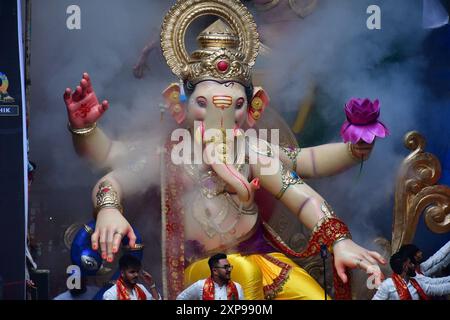 Mumbai, Inde. 04 août 2024. MUMBAI, INDE - 4 AOÛT : des dévots transportant le 12 ft Idol Ganesh à Surat de l'atelier Siddhesh Dighole Ganesh, avant le Festival de Ganesh, à Parel, le 4 août 2024 à Mumbai, Inde. (Photo de Bhushan Koyande/Hindustan Times/Sipa USA ) crédit : Sipa USA/Alamy Live News Banque D'Images