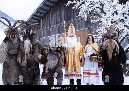 Krampus autrichien traditionnel et personnages de Saint Nicolas en hiver Banque D'Images