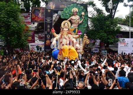 Mumbai, Inde. 04 août 2024. MUMBAI, INDE - 4 AOÛT : des dévots transportant le 12 ft Idol Ganesh à Surat de l'atelier Siddhesh Dighole Ganesh, avant le Festival de Ganesh, à Parel, le 4 août 2024 à Mumbai, Inde. (Photo de Bhushan Koyande/Hindustan Times/Sipa USA ) crédit : Sipa USA/Alamy Live News Banque D'Images