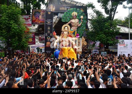 Mumbai, Inde. 04 août 2024. MUMBAI, INDE - 4 AOÛT : des dévots transportant le 12 ft Idol Ganesh à Surat de l'atelier Siddhesh Dighole Ganesh, avant le Festival de Ganesh, à Parel, le 4 août 2024 à Mumbai, Inde. (Photo de Bhushan Koyande/Hindustan Times/Sipa USA ) crédit : Sipa USA/Alamy Live News Banque D'Images