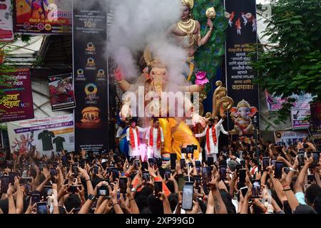 Mumbai, Inde. 04 août 2024. MUMBAI, INDE - 4 AOÛT : des dévots transportant le 12 ft Idol Ganesh à Surat de l'atelier Siddhesh Dighole Ganesh, avant le Festival de Ganesh, à Parel, le 4 août 2024 à Mumbai, Inde. (Photo de Bhushan Koyande/Hindustan Times/Sipa USA ) crédit : Sipa USA/Alamy Live News Banque D'Images