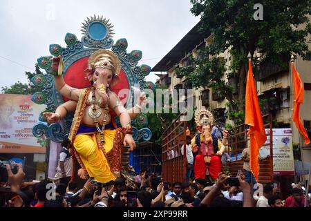 Mumbai, Inde. 04 août 2024. MUMBAI, INDE - 4 AOÛT : dévots portant l'Idol Ganesh, atelier de Ganesh, avant le Festival de Ganesh, à Chinchpokli, le 4 août 2024 à Mumbai, Inde. (Photo de Bhushan Koyande/Hindustan Times/Sipa USA ) crédit : Sipa USA/Alamy Live News Banque D'Images