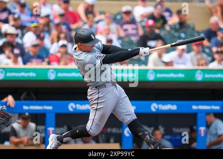 Minneapolis, Minnesota, États-Unis. 4 août 2024. ANDREW VAUGHN (25), premier joueur des Chicago White Sox, frappe pour un doublé de la RBI lors d'un match de baseball de la MLB entre les Twins du Minnesota et les White Sox de Chicago au Target Field. Les jumeaux ont gagné 13-7. Les White Sox perdent leur 20e match consécutif. (Crédit image : © Steven Garcia/ZUMA Press Wire) USAGE ÉDITORIAL SEULEMENT! Non destiné à UN USAGE commercial ! Crédit : ZUMA Press, Inc/Alamy Live News Banque D'Images