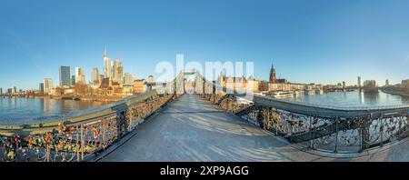 Vue panoramique de Francfort-sur-le-main depuis une passerelle en fer, Allemagne Banque D'Images