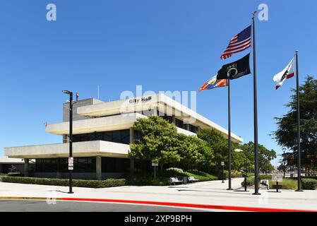 DOWNEY, CALIFORNIE - 28 JUILLET 2024 : L'hôtel de ville de Downey dans le centre civique. Banque D'Images