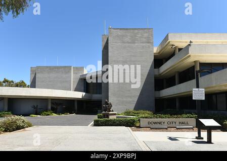 DOWNEY, CALIFORNIE - 28 JUILLET 2024 : L'hôtel de ville de Downey dans le centre civique. Banque D'Images