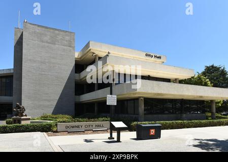 DOWNEY, CALIFORNIE - 28 JUILLET 2024 : L'hôtel de ville de Downey dans le centre civique. Banque D'Images